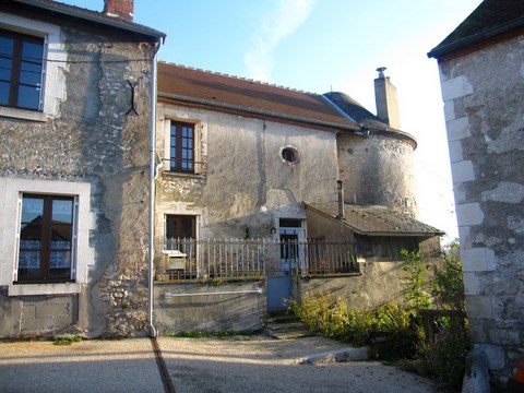Maison et grange adossés à la Tour